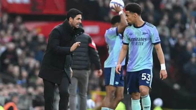 Mikel Arteta speaks to Ethan Nwaneri