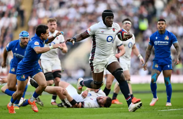 Maro Itoje running with the ball