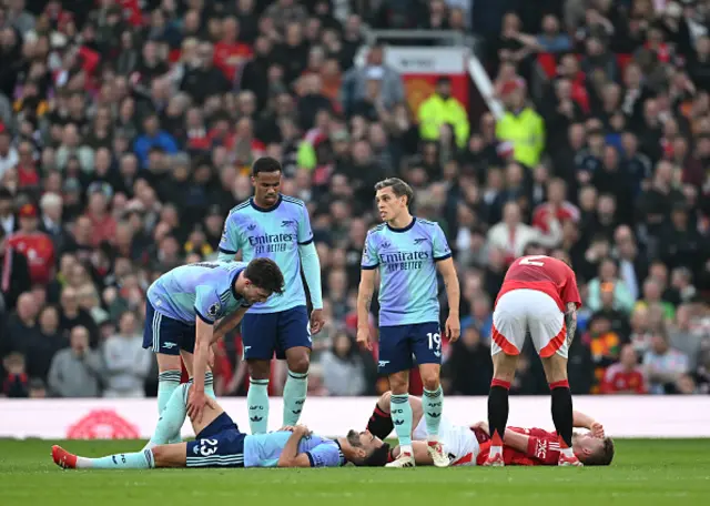 Mikel Merino of Arsenal and Matthijs de Ligt of Manchester United go down