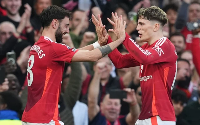 Manchester United's Bruno Fernandes celebrates scoring their side's first goal of the game with team-mate Alejandro Garnacho