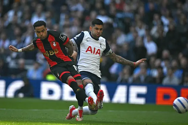 Justin Kluivert shoots as Pedro Porro attempts to block