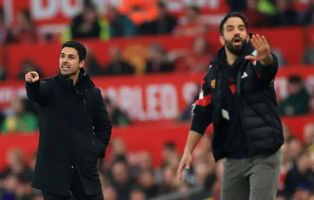 Mikel Arteta and Ruben Amorim on the touchline gesture