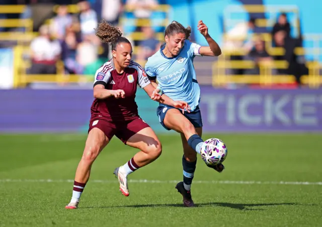 Chasity Grant battles for the ball with Laia Aleixandri