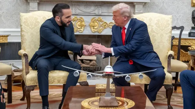 Bukele and Trump shake hands