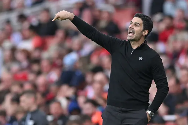 Mikel Arteta gives orders