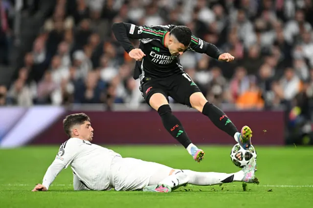Gabriel Martinelli of Arsenal is challenged by Federico Valverde