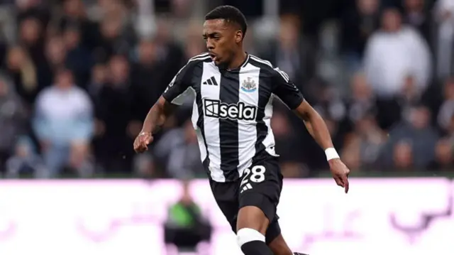 Joe Willock dribbling the ball