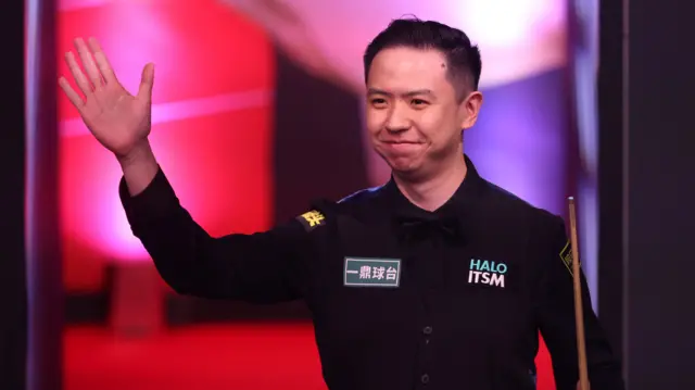 Xiao Guodong waves to the crowd