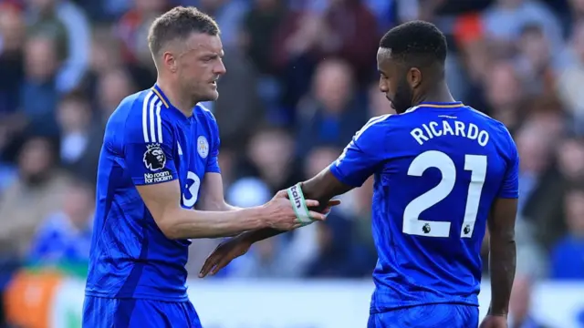 Leicester City's Jamie Vardy gives the captain's armband to Ricardo Pereira