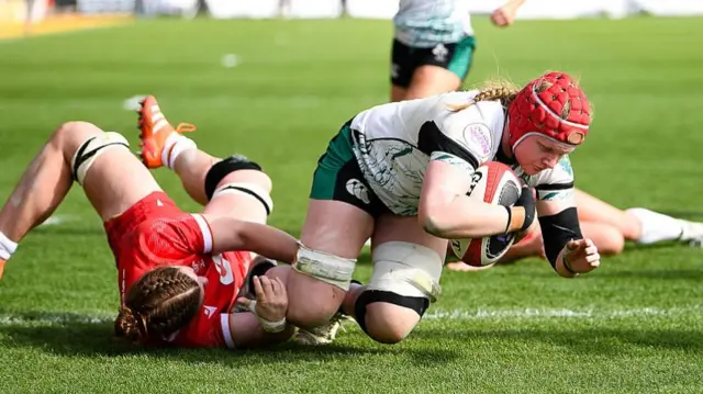 Aoife Wafer scores Irish try