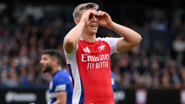 Leandro Trossard of Arsenal celebrates