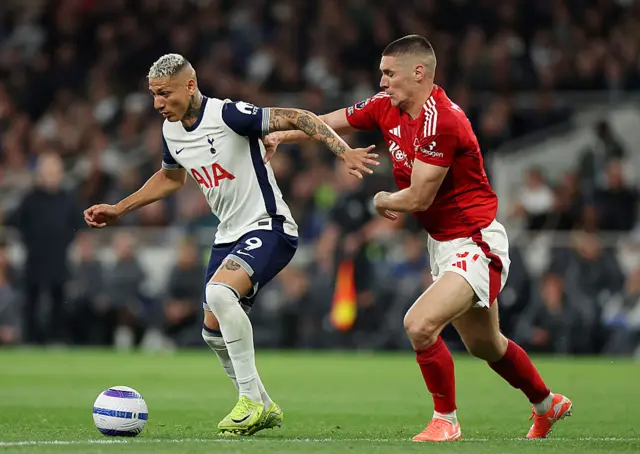 Milenkovic gets tight to Richarlison