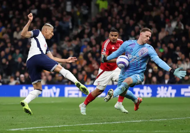 Sels saves from Richarlison at close range