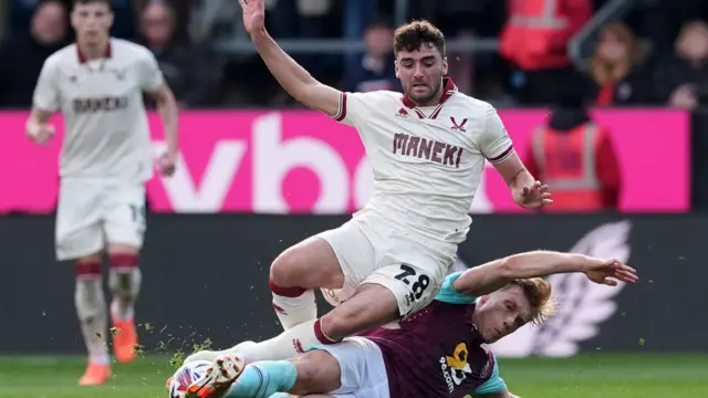 Zian Flemming slides in to tackle Sheffield United's Tom Cannon