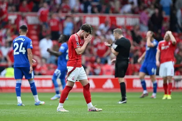 Forest players react to Everton's late goal
