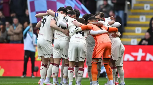 Sheffield United players huddle before kick-off at Turf Moor