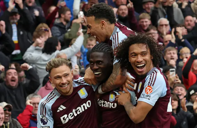 Amadou Onana (C) celebrates