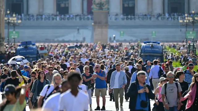 The shun shining as crowds gather in St Peter's Square