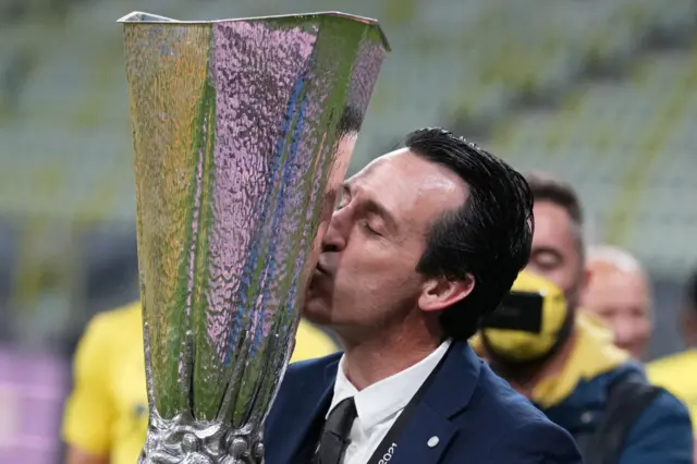 Unai Emery kisses the Europa League trophy