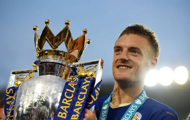 Jamie Vardy with the Premier League trophyq