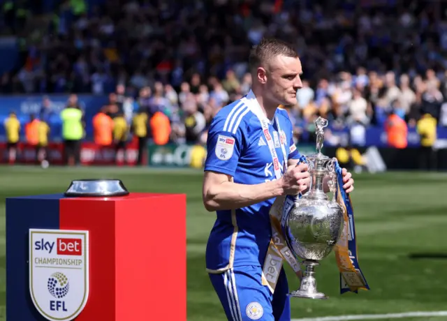 Jamie Vardy holding the Championship trophy