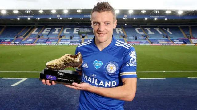Jamie Vardy of Leicester City poses with The Golden Boot award