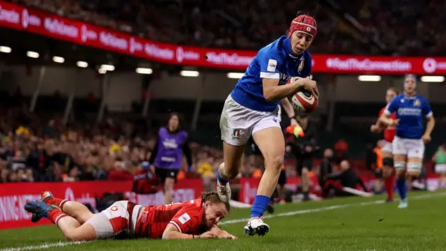 Ostuni Minuzi scores for Italy against Wales in 2024