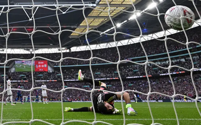 Emiliano Martinez (C) reacts
