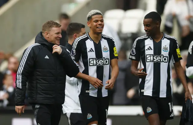 Howe, Osula and Isak chat at full time