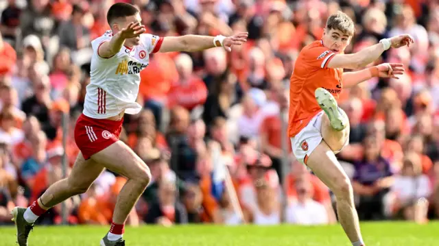 Andrew Murnin gets in a shot despite the efforts of Niall Devlin