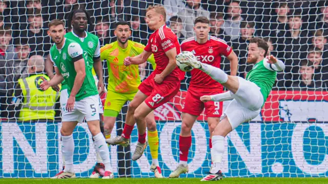 Aberdeen and Hibernian players