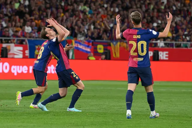 Barcelona players react