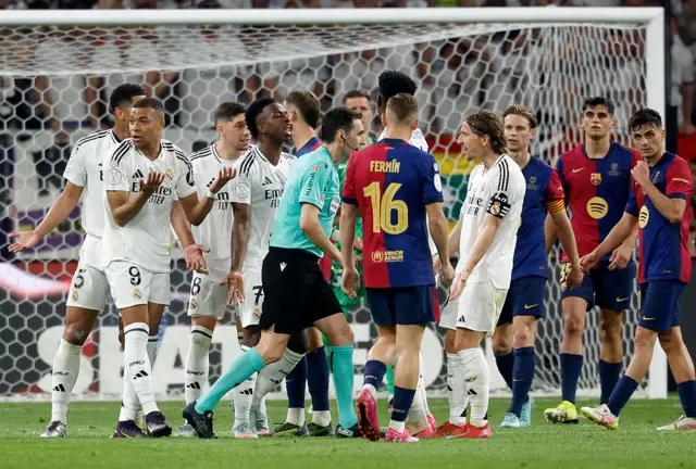Real Madrid players argue with ref
