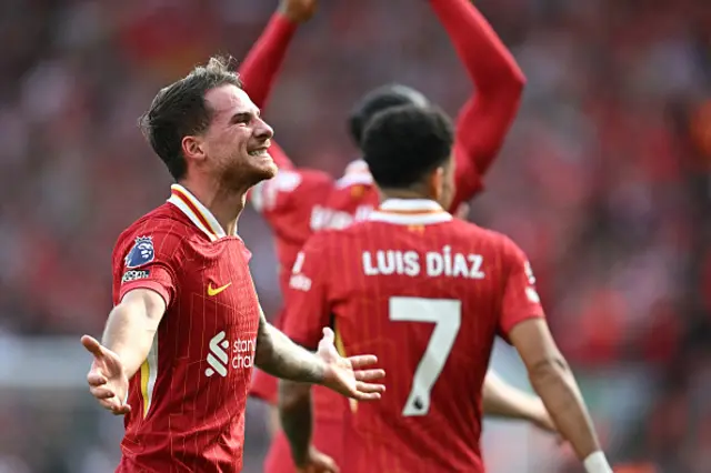 Alexis Mac Allister (L) celebrates