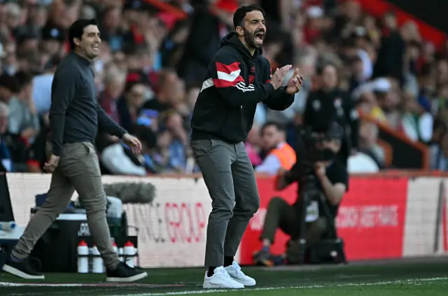 Andoni Iraola (L) and Manchester United's Portuguese head coach Ruben Amorim shout instructions