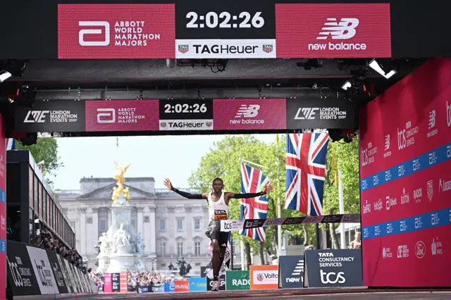 Sabastian Sawe crosses the line at the London marathon