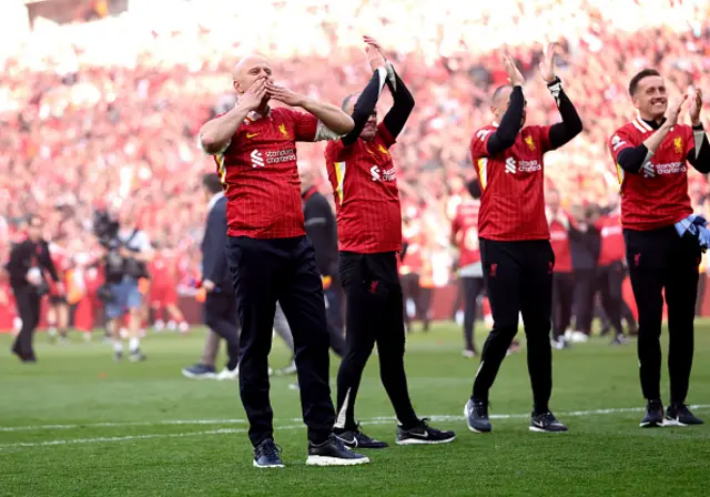 Arne Slot, Manger of Liverpool, celebrates