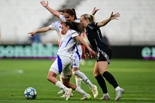 Beth Mead playing for Arsenal