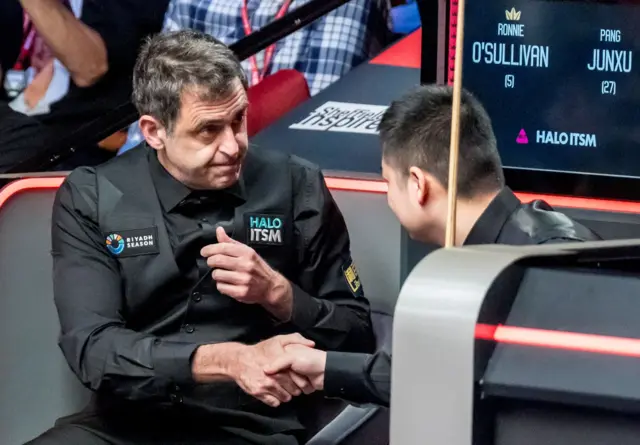 Ronnie O'Sullivan shakes the hand of Pang Junxu