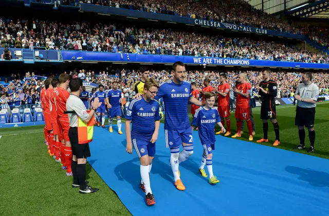 Liverpool players give Chelsea a guard of honour at Stamford Bridge in 2015