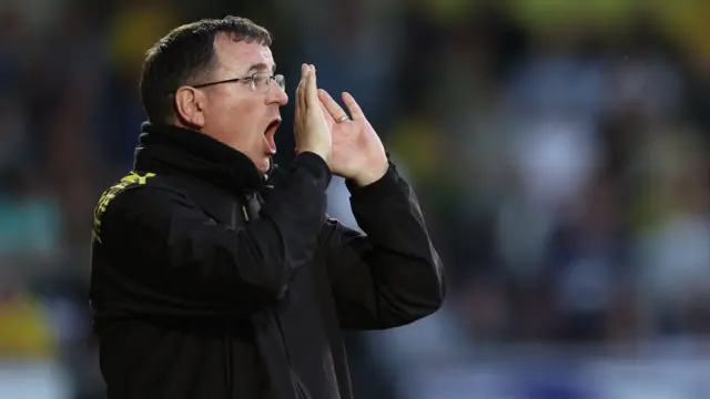 Burton boss Gary Bowyer shouts instructions