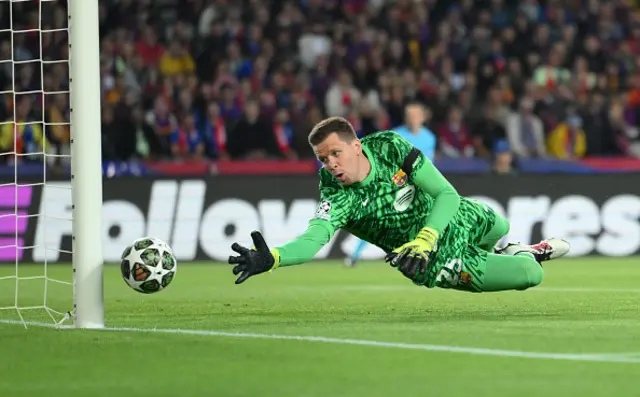 Wojciech Szczesny of FC Barcelona dives to make a save