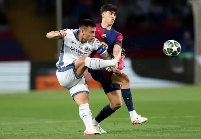 Lautaro Martinez of FC Internazionale is challenged by Pau Cubarsi