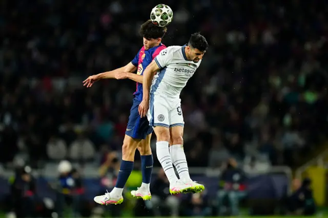 Pau Cubarsi and Mehdi Taremi battle for the ball