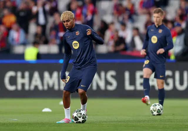 Lamine Yamal of FC Barcelona warms up