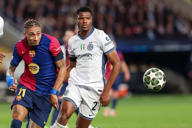 Denzel Dumfries of Inter de Milan competes for the ball with Raphinha