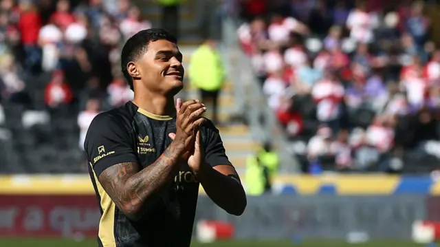 Will Pryce warms up for Hull FC prior to his debut for the club