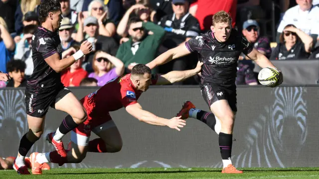 Jac Morgan carries for Ospreys