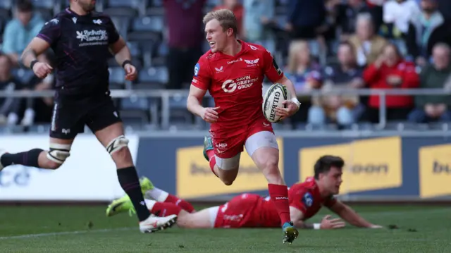 Blair Murray scores for Scarlets