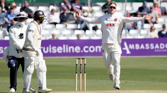 Simon Harmer bowling for Essex